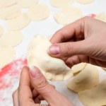 Najlepsze ciasto na pierogi robi moja babcia, delikatne, mięciutkie jak puch. To zasługa jednego dodatku