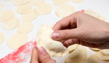 Najlepsze ciasto na pierogi robi moja babcia, delikatne, mięciutkie jak puch. To zasługa jednego dodatku 
