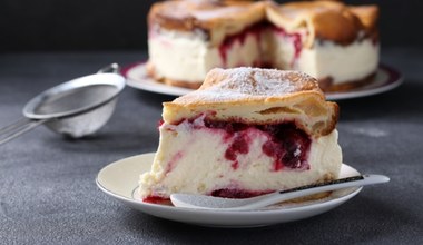 Najlepsze ciasto na upalne dni. Karpatka z owocowym dodatkiem, której nie sposób się oprzeć