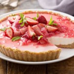 Najlepsze ciasto sezonu. Połączenie rabarbaru i truskawek w tej wersji uzależnia 