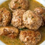Najlepsze mielone w sosie. Nietypowy dodatek do mięsa sprawia, że są soczyste i aksamitne w smaku