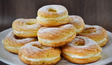 Najlepsze pączki parzone z budyniowym kremem. Przepis krok po kroku 