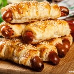 Najlepsze parówki zawijane w ciasto francuskie. Pomysł na banalną przekąskę 