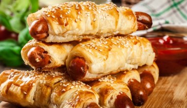 Najlepsze parówki zawijane w ciasto francuskie. Pomysł na banalną przekąskę 