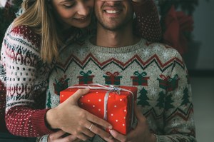 Najlepsze świąteczne prezenty dla mężczyzny. Co kupić mężowi?