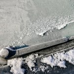 Najlepszy i najgorszy sposób na przymarznięte wycieraczki