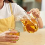 Najlepszy napój na skoki cukru i wsparcie w odchudzaniu. Jak działa woda z octem jabłkowym?