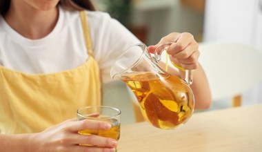 Najlepszy napój na skoki cukru i wsparcie w odchudzaniu. Jak działa woda z octem jabłkowym?