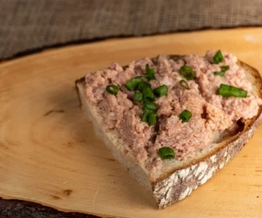 Najlepszy pasztet z mięsa z rosołu. Koniecznie dodaj do niego ten składnik