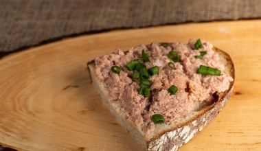 Najlepszy pasztet z mięsa z rosołu. Koniecznie dodaj do niego ten składnik