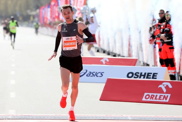 Najlepszy Polak Marcin Chabowski na mecie mistrzostw Polski w maratonie mężczyzn i Orlen Warsaw Marathon /Leszek Szymański /PAP