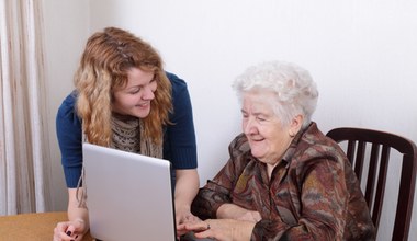 ​Najlepszy prezent dla babci i dziadka? Naucz ich obsługi komputera!
