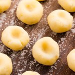 Najlepszy sposób na delikatne kluski śląskie. Spróbuj, nie wrócisz do starego przepisu