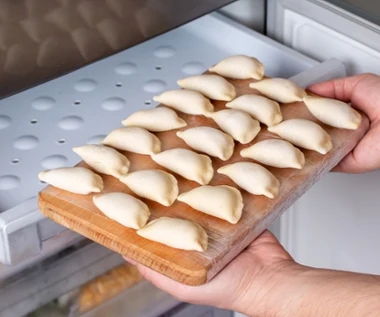 Najlepszy sposób na mrożenie pierogów z kapustą i grzybami. Nie pękają i nie rozklejają się przy gotowaniu 