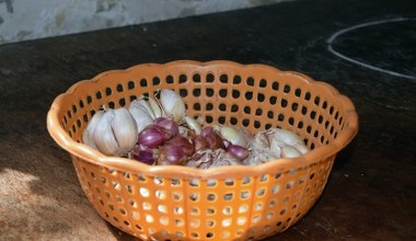 Najlepszy sposób na przechowywanie czosnku. Długo pozostaje jędrny i nie traci cennych wartości 