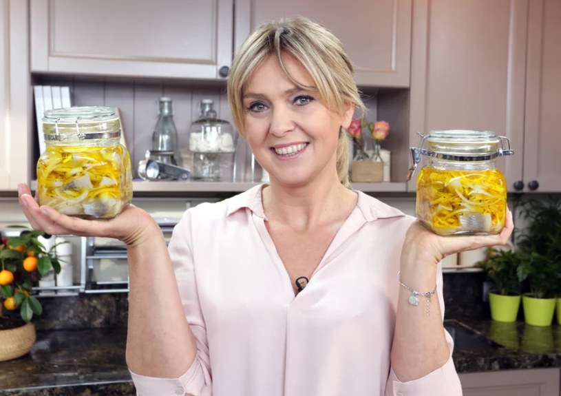 Najlepszy sposób na śledzia. Ewa Wachowicz podaje je "po kaszubsku"