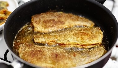Najlepszy tłuszcz do smażenia ryby. Nie wsiąka w panierkę, a mięso jest kruche i soczyste 