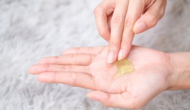 Najlepszy żel na popękane dłonie. Sposób na gładką i nawilżoną skórę prosto z domowego parapetu