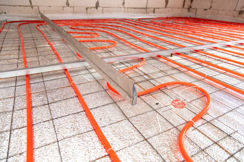 Najlepszym wyborem przy pompie ciepła jest ogrzewanie podłogowe /123RF/PICSEL