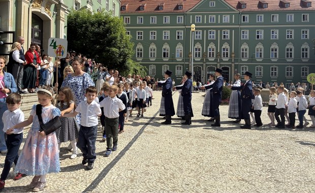 Najmłodsi Szczecinianie pożegnali przedszkole tanecznym krokiem