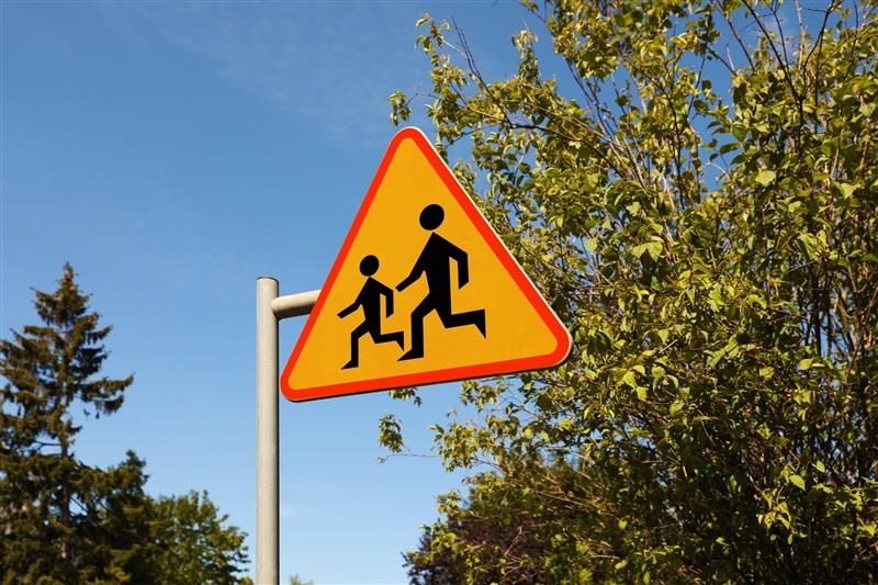 Najmłodsi w drodze do szkoły często niewłaściwie oceniają sytuację /123RF/PICSEL