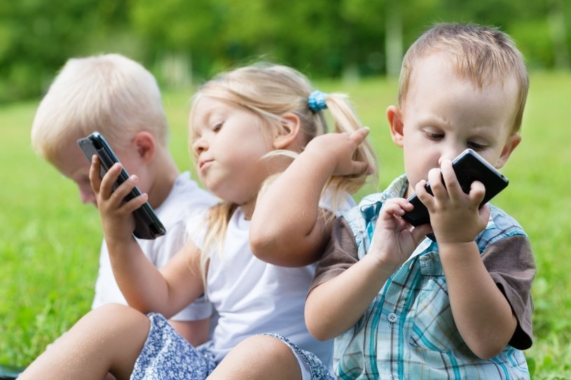 Najmłodsze dzieci nie powinny spędzać czasu przed ekranem /123RF/PICSEL