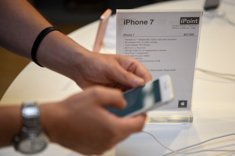 Najmniej za iPhone'a trzeba zapłacić w Stanach Zjednoczonych /AFP