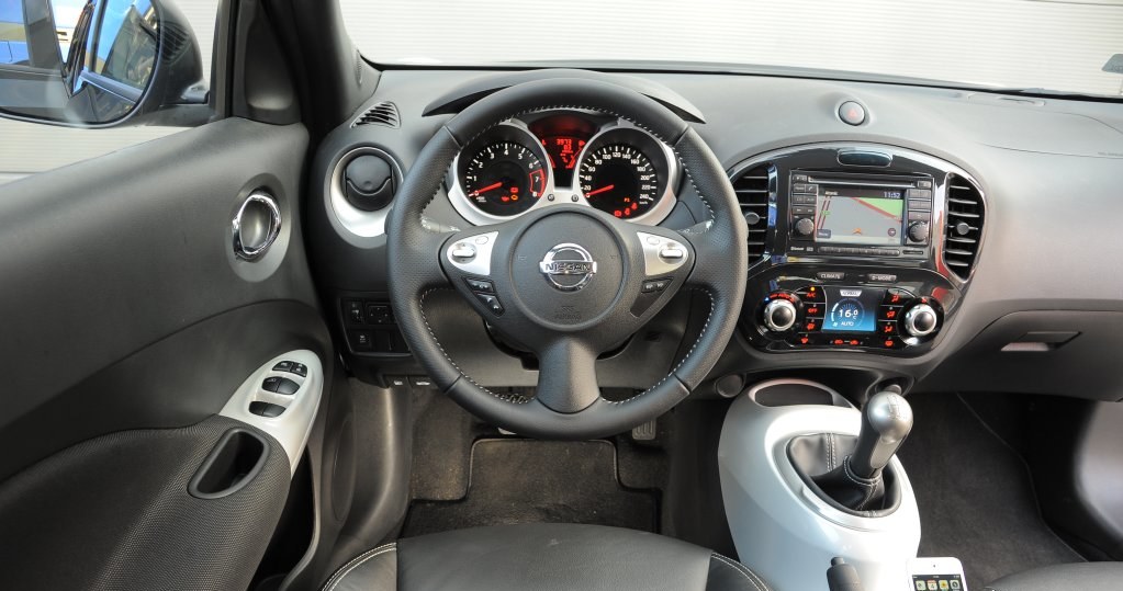 NAJMNIEJSZE WNĘTRZE Nissan Juke 1.6 N-Tec: kierownica ustawiana tylko w zakresie góra-dół. Dość słaba jakość plastików, za to dużo wnęk i wygodnie umieszczony lewarek. /Motor