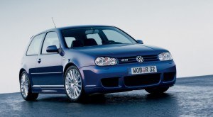 Najmocniejszy Golf czwartej generacji - R32, zaprezentowany w 2002 roku - miał silnik 3.2 VR6 o mocy 241 KM i – po raz pierwszy w historii modelu – przekładnię DSG. /Volkswagen