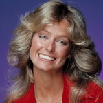 ​Najmodniejsza fryzura sezonu? Ta inspirowana kultowym uczesaniem Farrah Fawcett