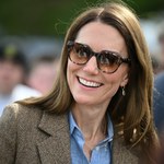 Najmodniejsze buty na lato. Od lat 70. nie wychodzą z mody i uwielbia je księżna Kate! 