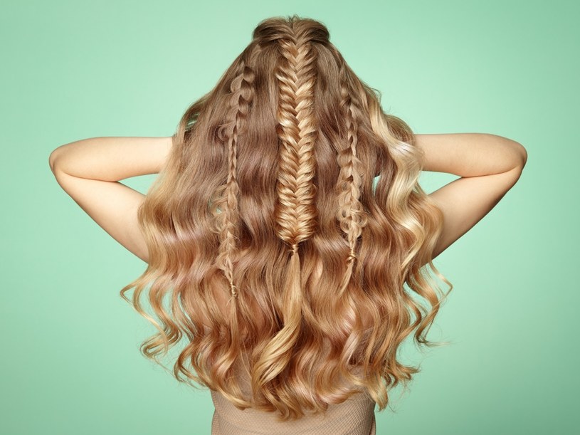 Najmodniejsze fryzury dla dziewczyn o długich włosach? W tym sezonie królują warkocze /123RF/PICSEL