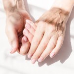 Najmodniejszy manicure dla babci z klasą. Te kolory będą hitem na rodzinnych uroczystościach 