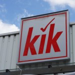 modne spodnie Najmodniejszy materiał lata trafił do KiK. Za komplet zapłacisz 120 zł