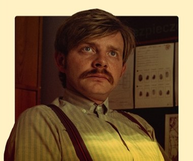 "'Najmro. Kocha, kradnie, szanuje' to rodzaj filmowej hybrydy. Komedia akcji, która opowiada o rywalizacji ściganego i ścigającego, spotyka się z filmem o miłości. Chcieliśmy, żeby widz zanurzył się w klimacie lat 80., które mocno podkoloryzowaliśmy. Zależało nam, żeby te czasy przefiltrować przez różowe okulary głównego bohatera, dla którego wszystko było wtedy prostsze i lepsze" - dodaje Mateusz Rakowicz, reżyser filmu i storyboardzista, dzięki któremu film to także wizualna uczta.