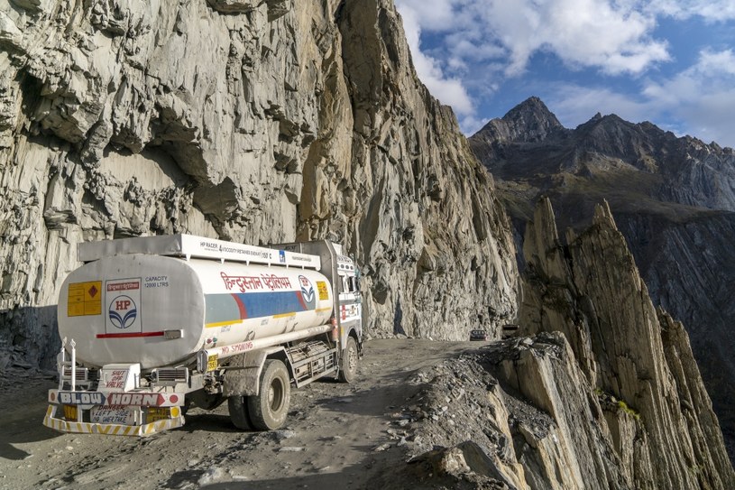 Najniebezpieczniejsze drogi świata wiodą przez wysokie góry /Getty Images