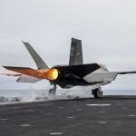 USS Gerald R. Ford Najnowocześniejszy myśliwiec świata ląduje na pokładzie lotniskowca-giganta