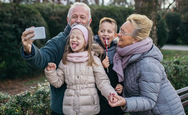 Najnowsze badania: Opieka nad wnukami chroni sprawność umysłową seniorów 