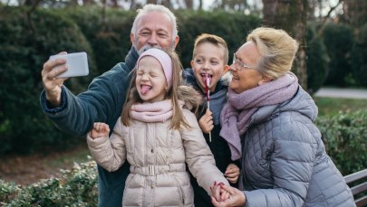 Najnowsze badania: Opieka nad wnukami chroni sprawność umysłową seniorów 