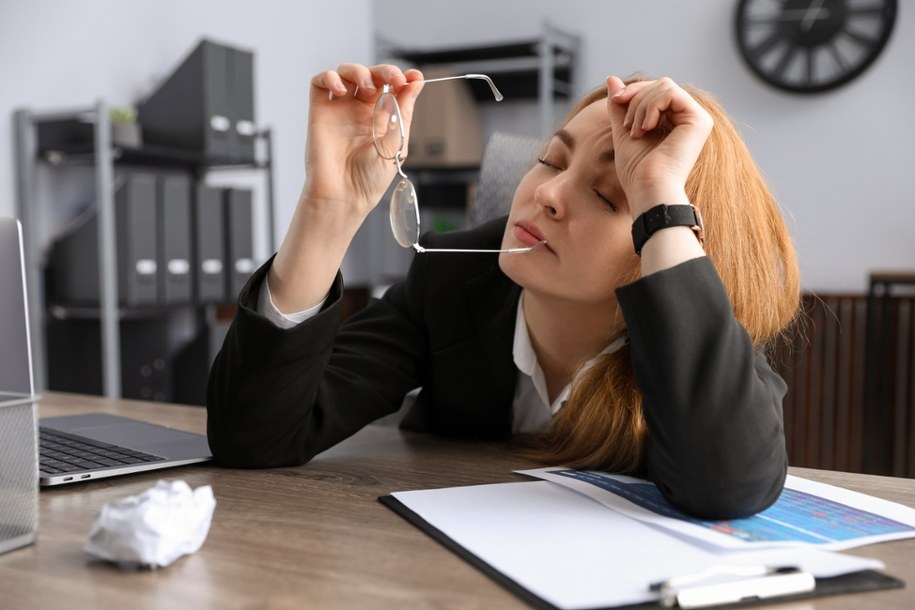 Najnowsze badania potwierdzają: nawet krótka popołudniowa drzemka poprawia zdolność zapamiętywania i regeneruje mózg /Shutterstock