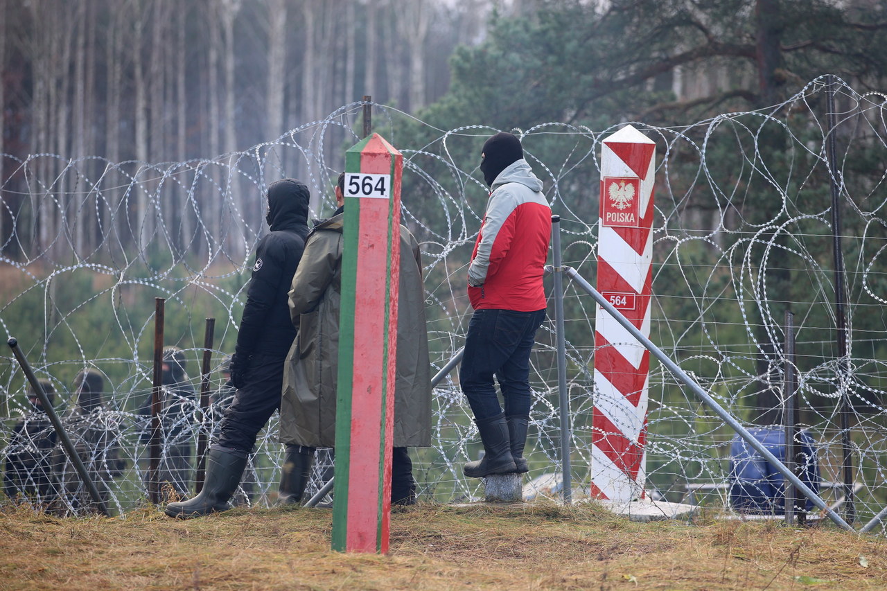 Najnowsze filmy z granicy. "Białorusini idą w stronę obozowiska w Kuźnicy" 