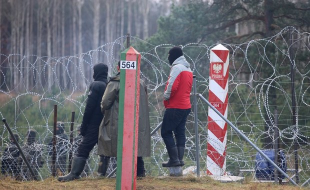 Najnowsze filmy z granicy. "Białorusini idą w stronę obozowiska w Kuźnicy" 