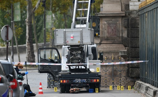 Najnowsze nagranie z napadu stulecia w Luwrze. "Odjadą, odjadą"