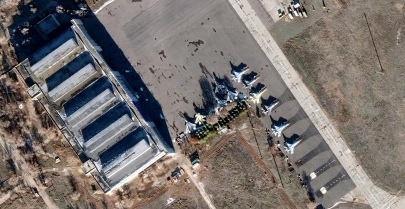 Najnowsze rosyjskie myśliwce Su-57 na zdjęciu satelitarnym. /domena publiczna