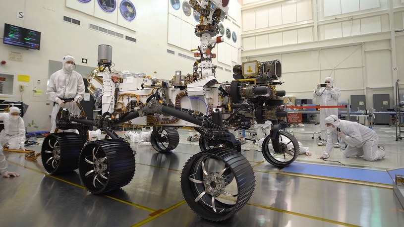 Najnowszy i największy marsjański łazik NASA odbył pierwszą podróż na kołach (film) /Geekweek