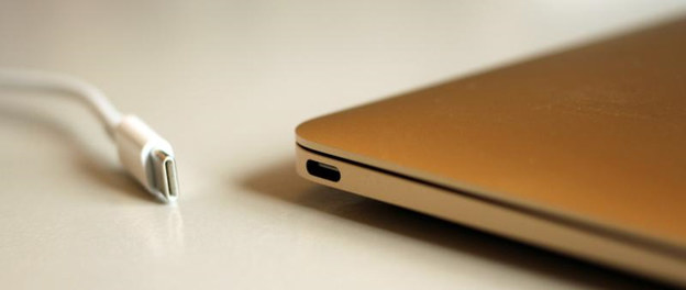 Najnowszy MacBook (2017) – laptop, który wykorzystuje już tylko nowoczesne złącze USB-C /Wikipedia