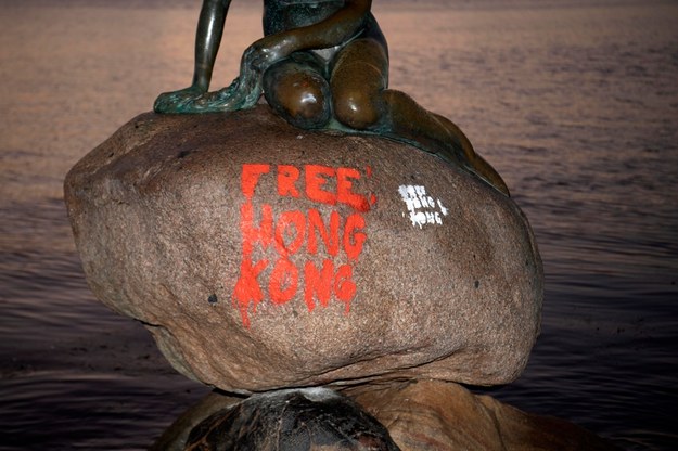 Najnowszy napis na pomniku Małej Syrenki w Kopenhadze /THOMAS SJOERUP /PAP/EPA