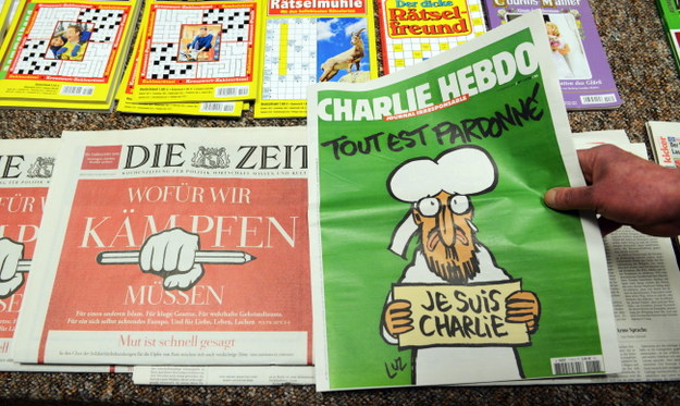 Najnowszy numer "Charlie Hebdo" /PAP/EPA/PATRICK SEEGER /PAP/EPA