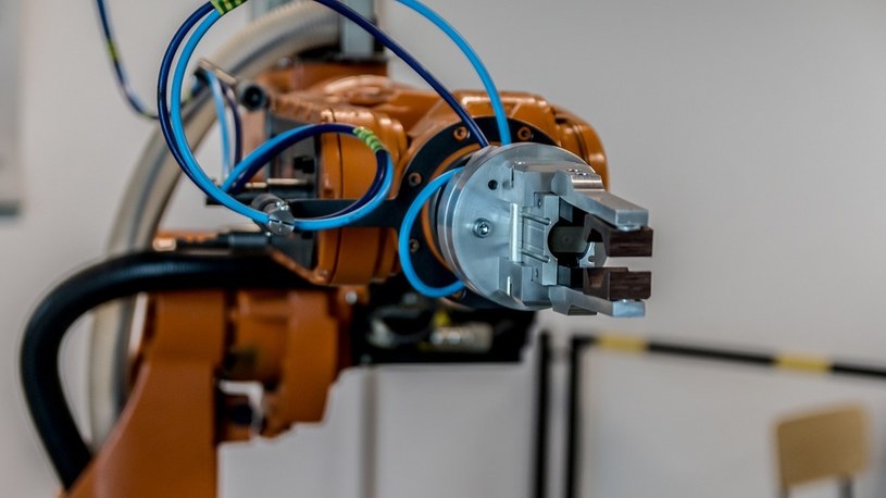 Najnowszy robot z MIT nie tylko widzi, ale i czuje. Poznajcie robota przyszłości /Geekweek