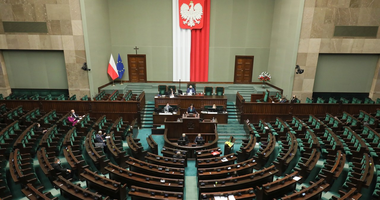 Najnowszy sondaż. Duża strata PiS-u, opozycja zyskuje